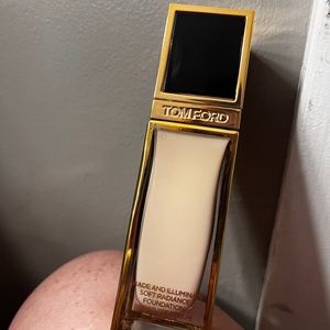 Tom Ford shade and illuminate soft radiance foundation